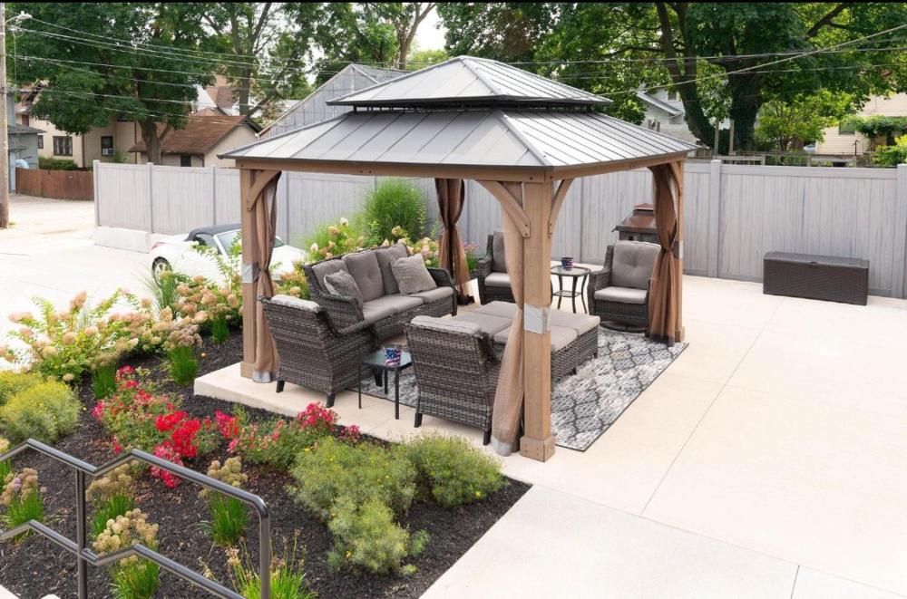 Rockford IL 2BD Upper Queen Bed, Patio & Fast WiFi